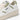 Detaljbild på MoEa GEN 1 Cactus White & Aloe veganska sneakers i en kombination av vitt och grönt. Fokuserad på varumärkets logga på sidan av skon. 