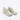 Ett par veganska Veja Condor 2 sneakers i offwhite fotograferade framifrån, fokus på snörningen och vit logga ovanför.