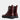 Ett par Virón, modell 1992 Burgundy Boots i veganskt skinn, i färgen vinröd, kängorna har 9 hål till snörning, en tjock sula med grovt mönster och en tryckt innehållsförteckning på utsida i vit text. Sedda snett bakifrån.